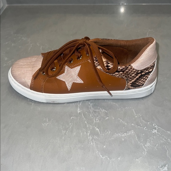 Outwoods Brown & tan sneakers with sparkly Star -EUC - Picture 5 of 6